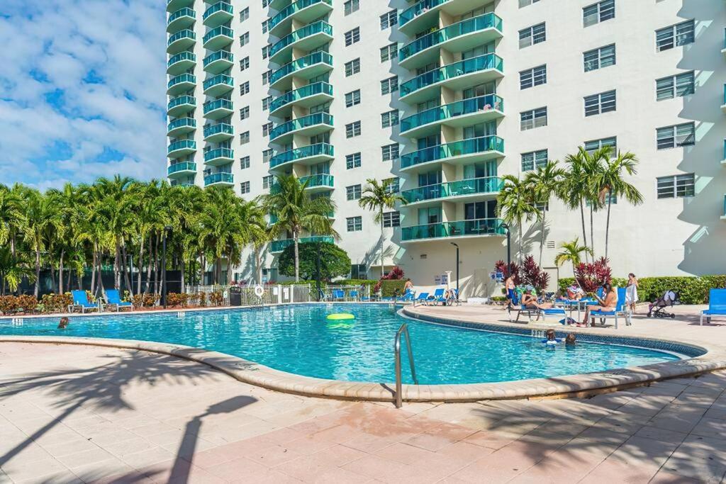 Miami Holiday Apartments Съни Айлс Бийч Екстериор снимка